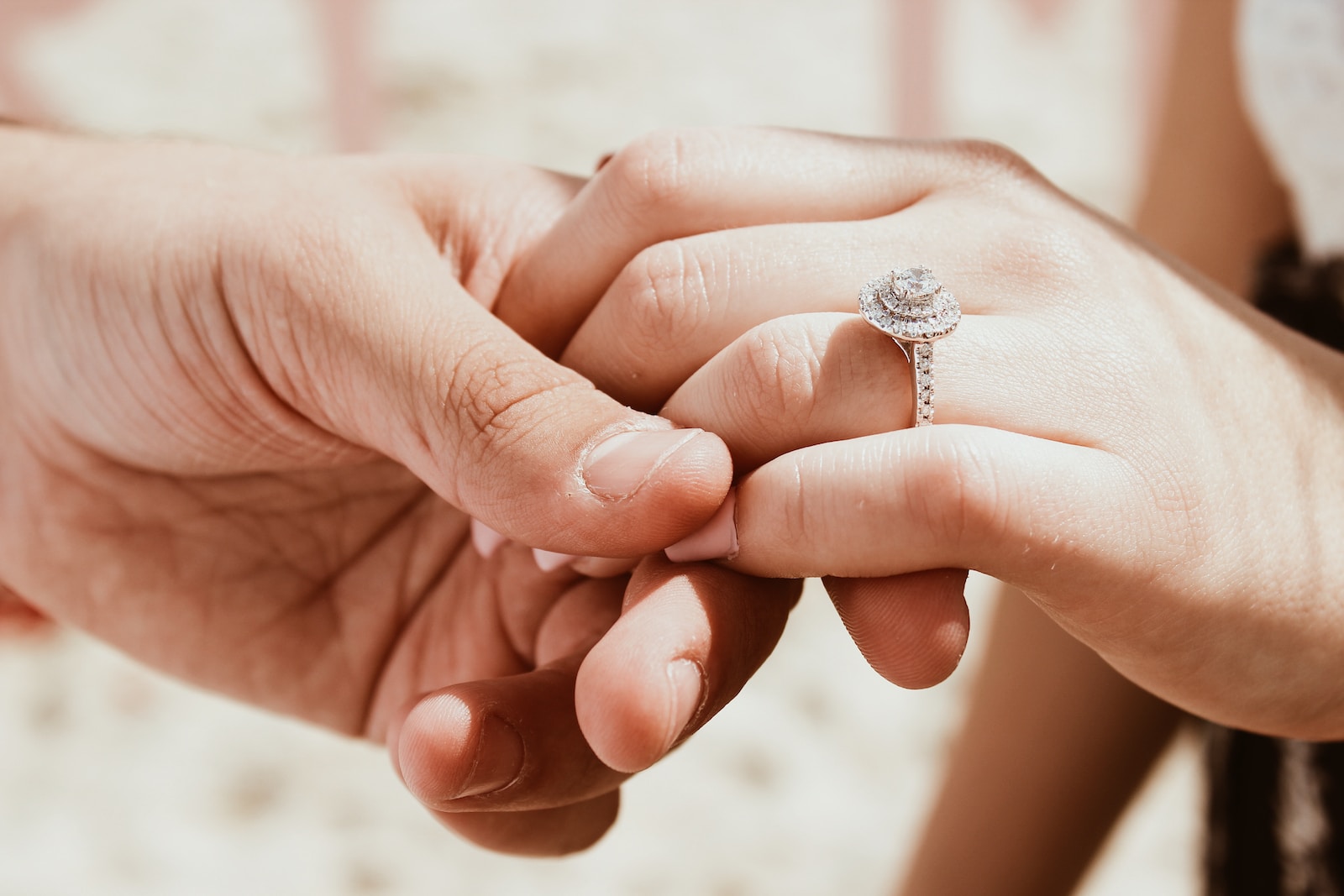Bague de fiançailles et alliances : petit guide pour trouver le modèle de vos rêves
